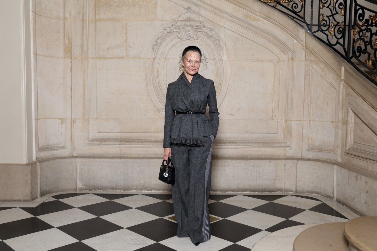 Pamela Anderson részt vesz a Christian Dior Haute Couture 2025 tavasz-nyári bemutatóján a Párizsi Divathét keretében 2025. január 27-én, Párizsban, Franciaországban. (Fotó: )