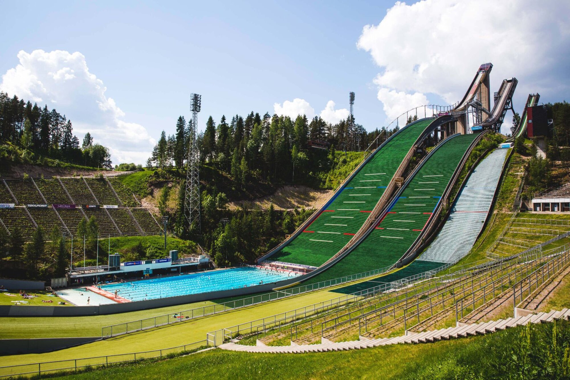 A Salpausselkä-síugró pálya Lahtiban egy nagyobb sportkomplexum részét képezi, amelyhez a Lahti Símúzeum is tartozik. 