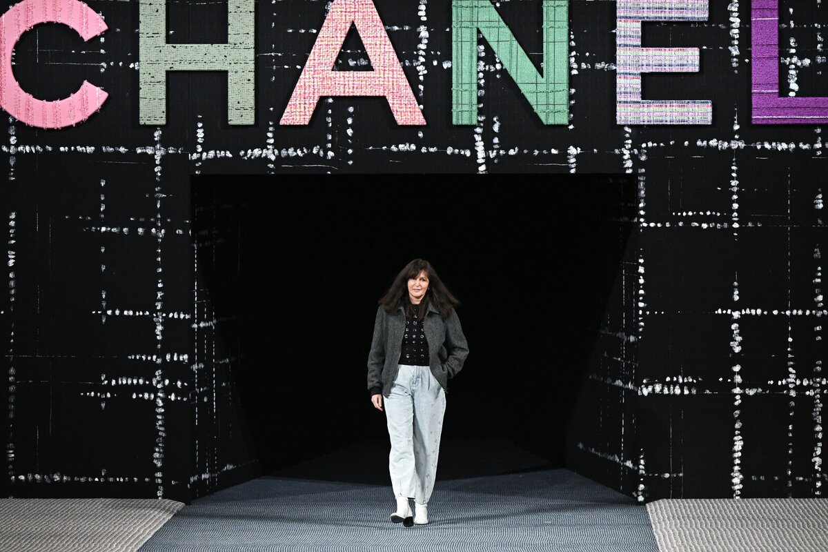 Virginie Viard divattervező a Chanel Womenswear 2022-2023 őszi/téli divatbemutatója során a párizsi divathét részeként 2022. március 08-án, Párizsban, Franciaországban. (Fotó: Stephane Cardinale - Corbis/Corbis via Getty Images)