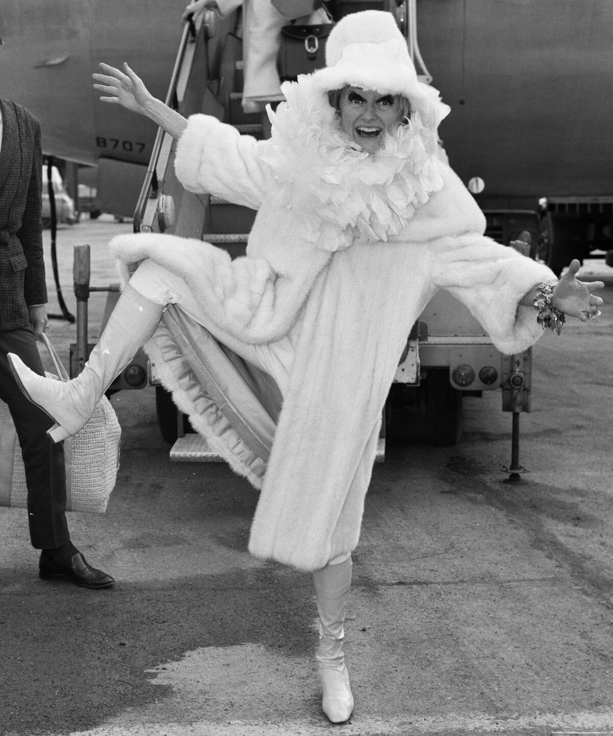 A komikus Phyllis Diller itt látható, amint megérkezik a londoni Heathrow repülőtérre élete első Egyesült Királyságba tett utazásának kezdetén. Egy Red Skelton nyári show forgatása miatt van itt, 1968. január 15. (Fotó: Victor Crawshaw /Mirrorpix/Getty Images)