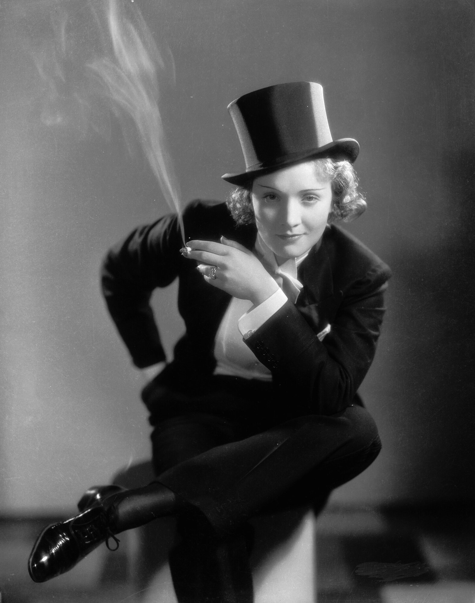 Marlene Dietrichó hollywoodi filmes debütálása a szmokingos Amy Jolly szerepében a Josef von Sternberg által rendezett Marokkó című filmben.