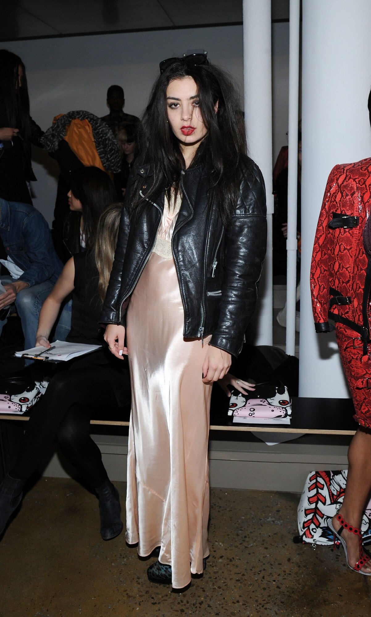 NEW YORK, NY - FEBRUÁR 12.: Charli XCX részt vesz a Jeremy Scott divatbemutatón a MADE Fashion Week Fall 2014 keretében a Milk Studiosban 2014. február 12-én New Yorkban. (Fotó: Ilya S. Savenok/Getty Images)