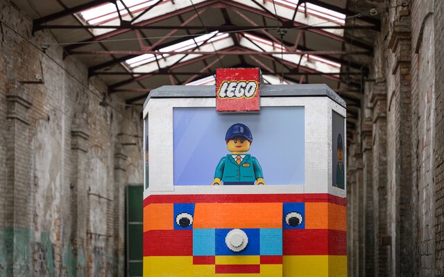 Életnagyságú Lego-villamos gördült a budapesti Deák térre