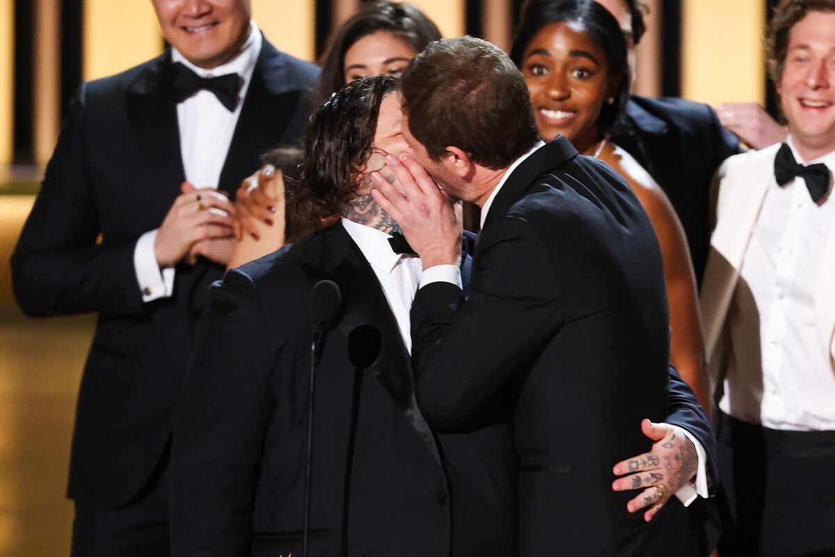 Matty Matheson és Ebon Moss-Bachrach, A mackó színészei csókkal ünneplik a legjobb vígjátéksorozatnak járó díjat a 75. Emmy-gála színpadán