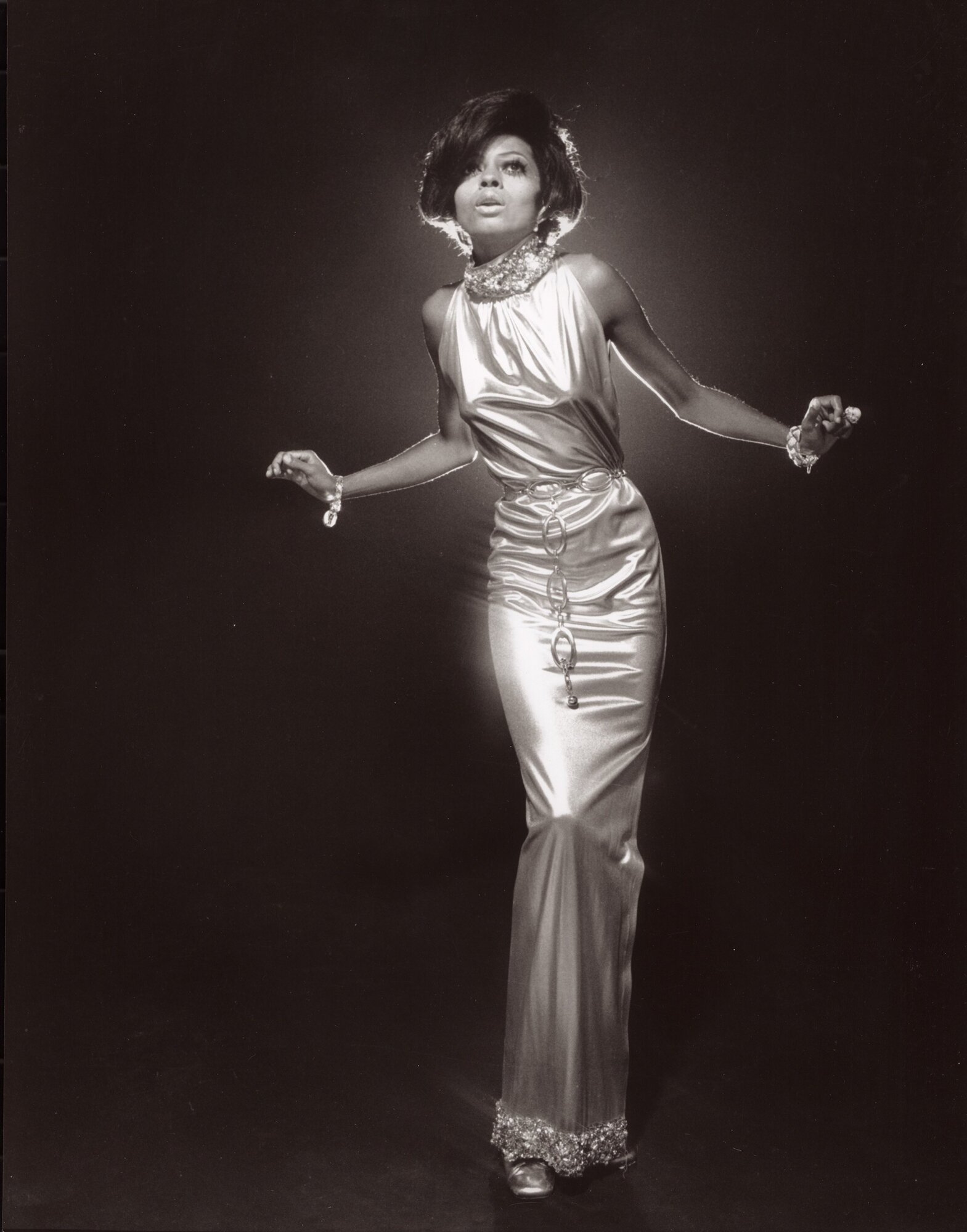 Diana Ernestine Earle Ross (Detroit, Michigan, 1944. március 26. –) Golden Globe- és Tony-díjas amerikai énekesnő, színésznő. Tizenháromszor jelölték Grammy-díjra.
Detroitban született 1944. március 26-án. Szülővárosát a soul, a rhythm and blues bölcsőjének tartották, és itt alakult a fekete előadók legjelentősebb kiadója, a Tamla Motown is, amely Diana első lépéseire is ügyelt.
