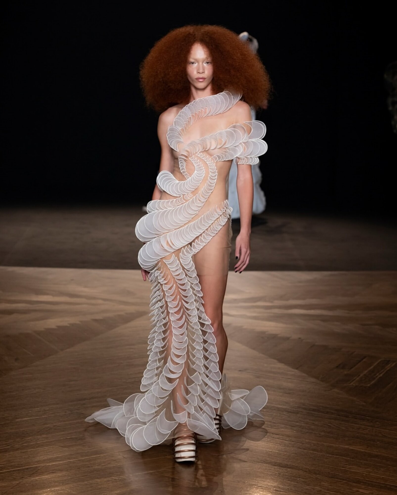 Az Iris van Herpen 2025-ös haute couture kollekciójának darabjai.