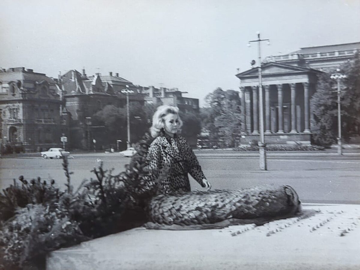 1968-ban sok év után először járt szülőföldjén. 
Ez a fotó a Hősök terén készült. 