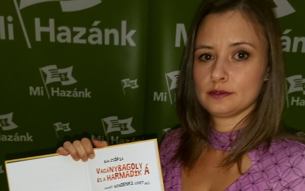 Dúró Dóra ledarálja a Meseország mindenkié című mesekönyvet.