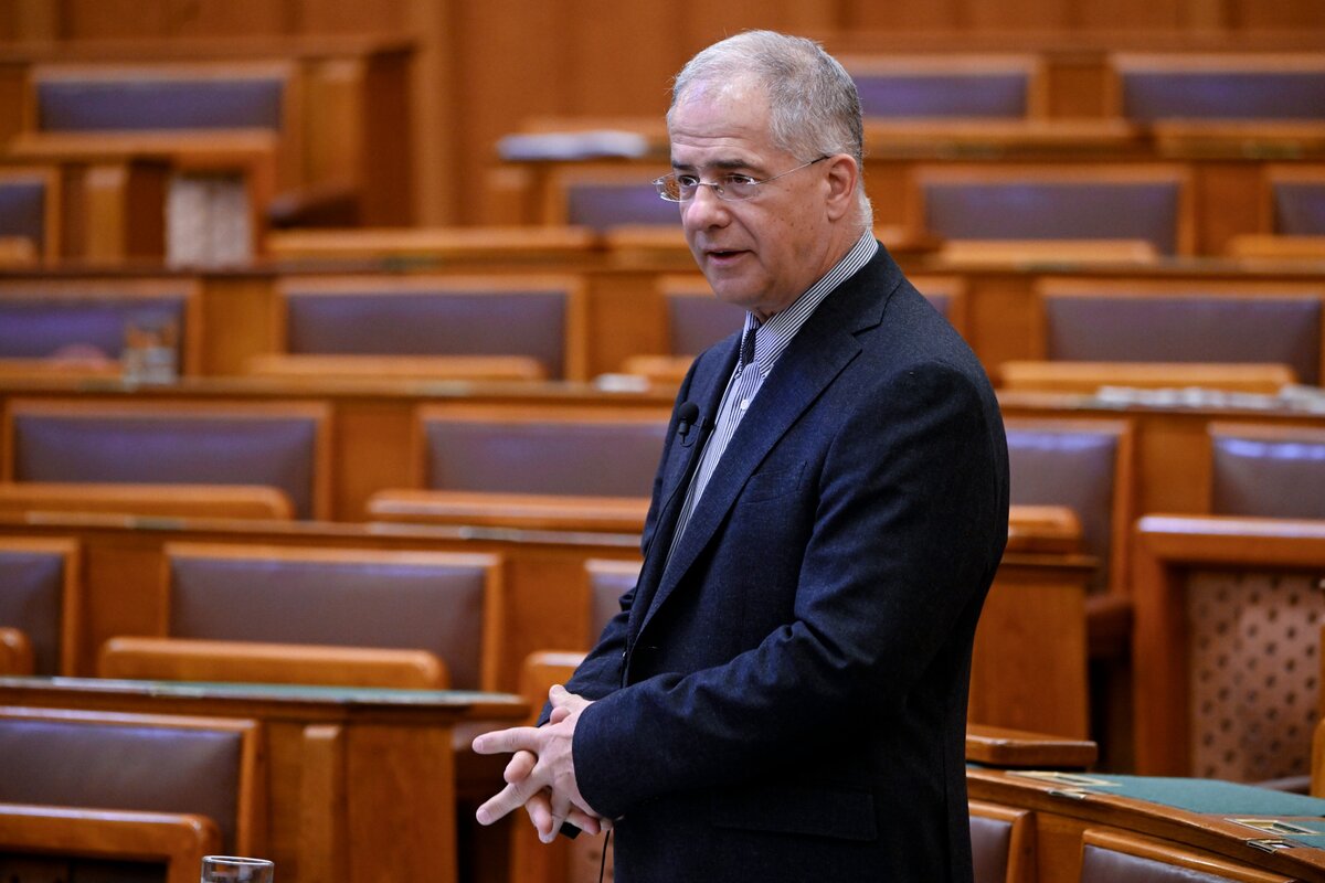 Kósa Lajos, Fidesz képviselője expozét tart az anyakönyvezhető utónevekkel összefüggésben egyes törvények módosításáról szóló javaslat vitájában az Országgyűlés plenáris ülésén 2025. május 20-án