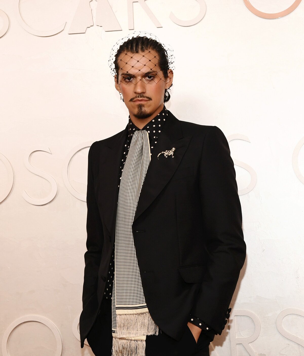 HOLLYWOOD, KALIFORNIA - MÁRCIUS 02: Omar Apollo részt vesz a 97. Oscar-gálán a Dolby Színházban 2025. március 02-án, Hollywoodban, Kaliforniában. (Fotó: )