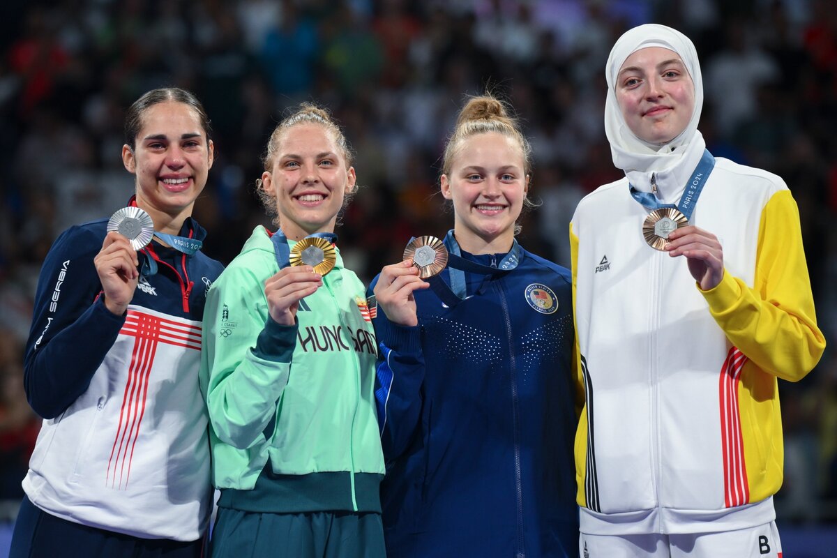 Párizs, 2024. augusztus 9. Az aranyérmes Márton Viviana (b2), az ezüstérmes szerb Aleksandra Perisic (b), a bronzérmes belga Sarah Chaari (j) és a szintén bronzérmes amerikai Kristina Teachouta (j2) női tekvondósok 67 kilogrammos versenyének eredményhirdetésén a 2024-es párizsi nyári olimpián a Grand Palais kiállítócsarnokban 2024. augusztus 9-én. MTI/Czeglédi Zsolt
