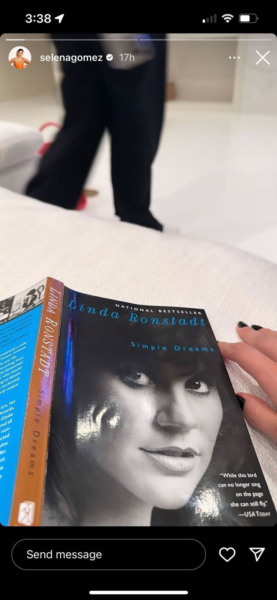 Selena éppen Linda Ronstadt életrajzi könyvét olvassa.