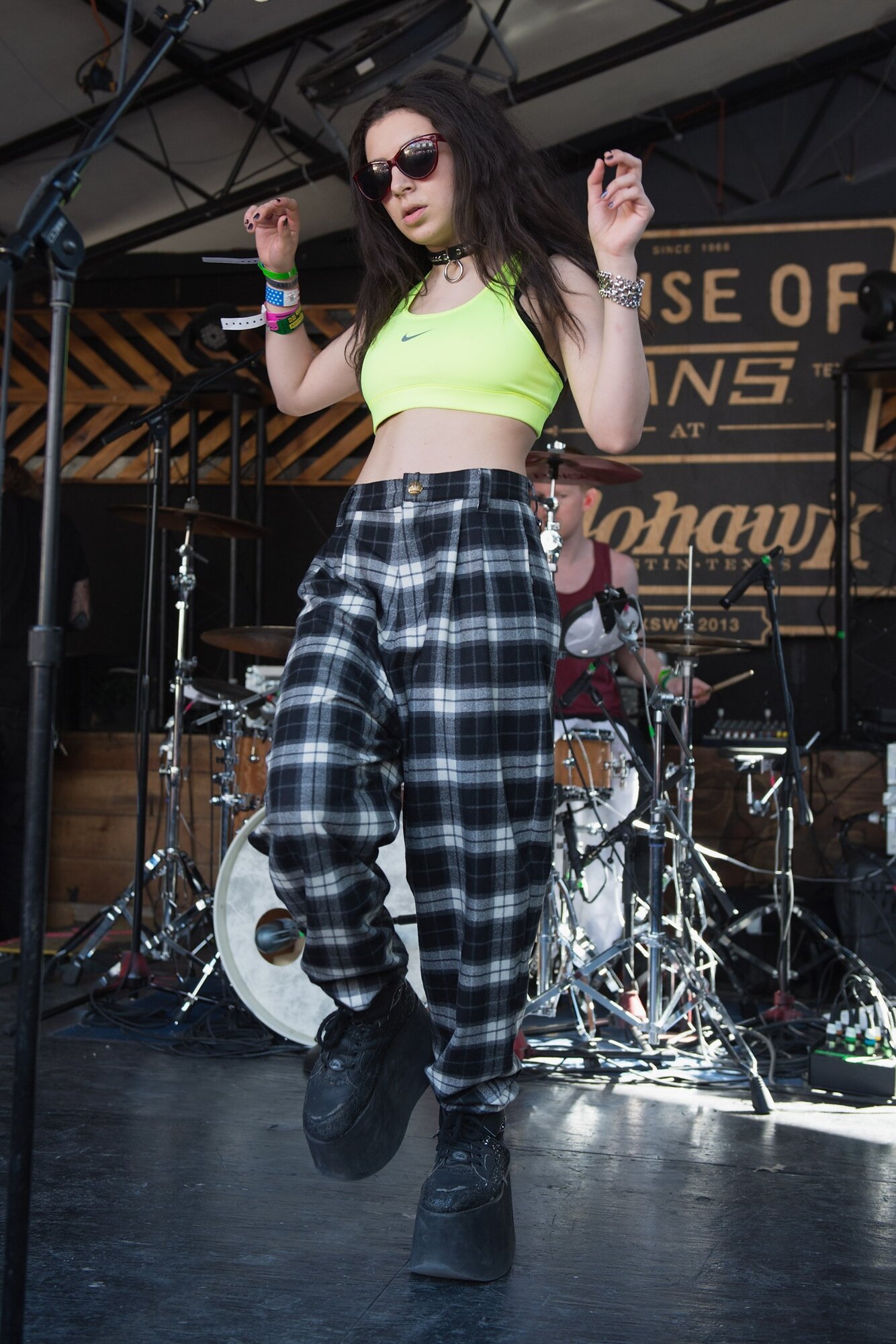 AUSTIN, TX - MÁRCIUS 14.: Charli XCX fellép a színpadon a House of Vans at the Mohawkban az SXSW 2013 zenei fesztivál harmadik napján, 2013. március 14-én, Austinban, Texasban. (Fotó: Daniel Boczarski/Redferns via Getty Images)