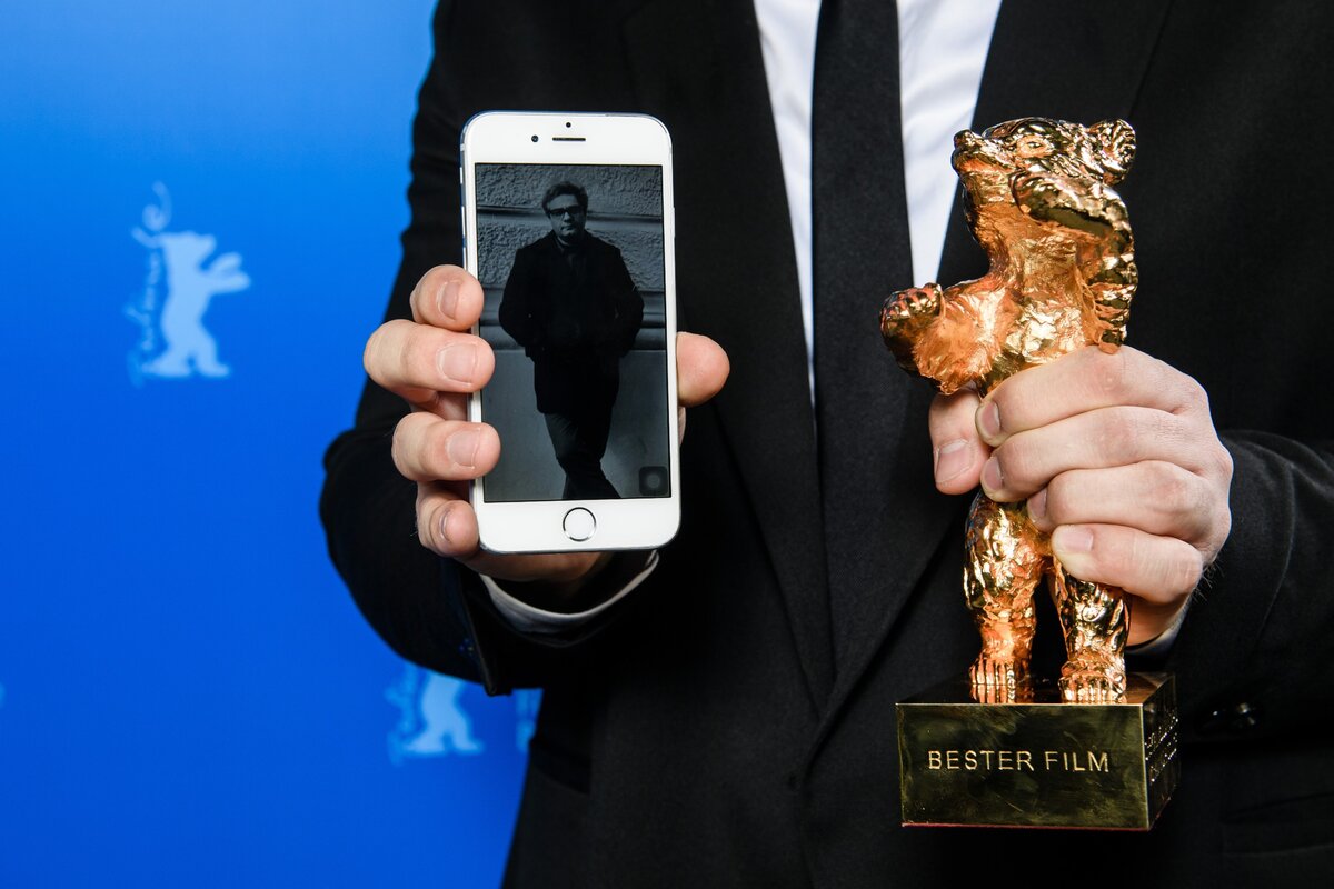 BERLIN, NÉMETORSZÁG - FEBRUÁR 29.: Mohammad Rasoulof iráni rendező, a legjobb filmnek járó Arany Medve-díj nyertese a "There Is No Evil" című filmjéért a díjátadó sajtótájékoztatóján a 70. Berlini Nemzetközi Filmfesztiválon a Grand Hyatt Hotelben 2020. február 29-én, Berlinben, Németországban. (Fotó: Clemens Bilan/EPA-EFE/Pool/Getty Images)
