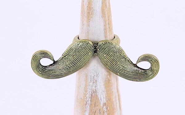 Legyen a bajuszgyűrű 2012-ből.