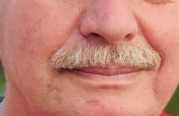 Kihez tartozhat eme szalmaseprű alatt megbújó kedves mosoly?