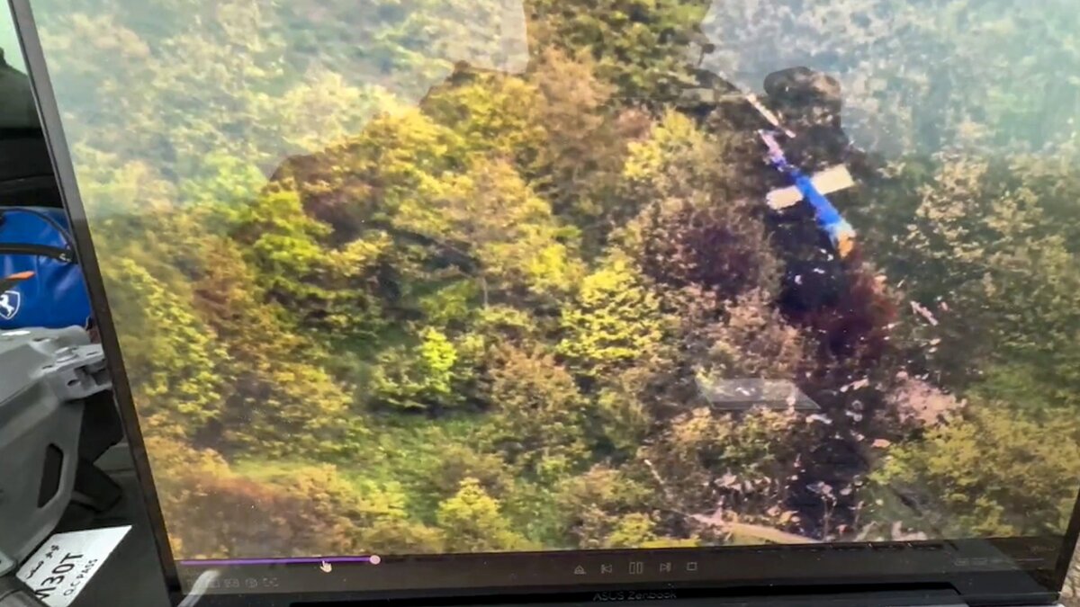 Egy videóról készült képernyőképen látható az Ebrahim Raiszi iráni elnököt és küldöttségét szállító helikopter roncsának helye, amelyet 2024. május 20-án észleltek Iránban. Az  elnököt szállító helikopter lezuhant, miután felavattak egy határ menti gátat az azerbajdzsáni Jabrayil körzetében 2024. május 19-én.