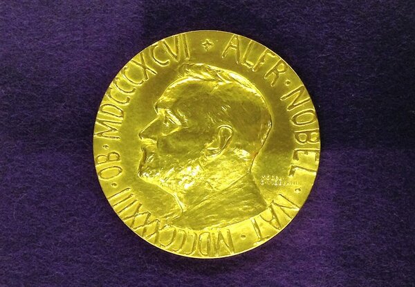 Az alábbiak közül melyik tudományágban NEM osztanak ki Nobel-díjat? 