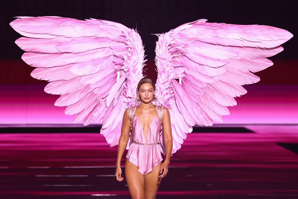 NEW YORK, NEW YORK - OKTÓBER 15.: Gigi Hadid a Victoria's Secret 2024-es divatbemutató kifutóján sétál New Yorkban, 2024. október 15-én. (Fotó)