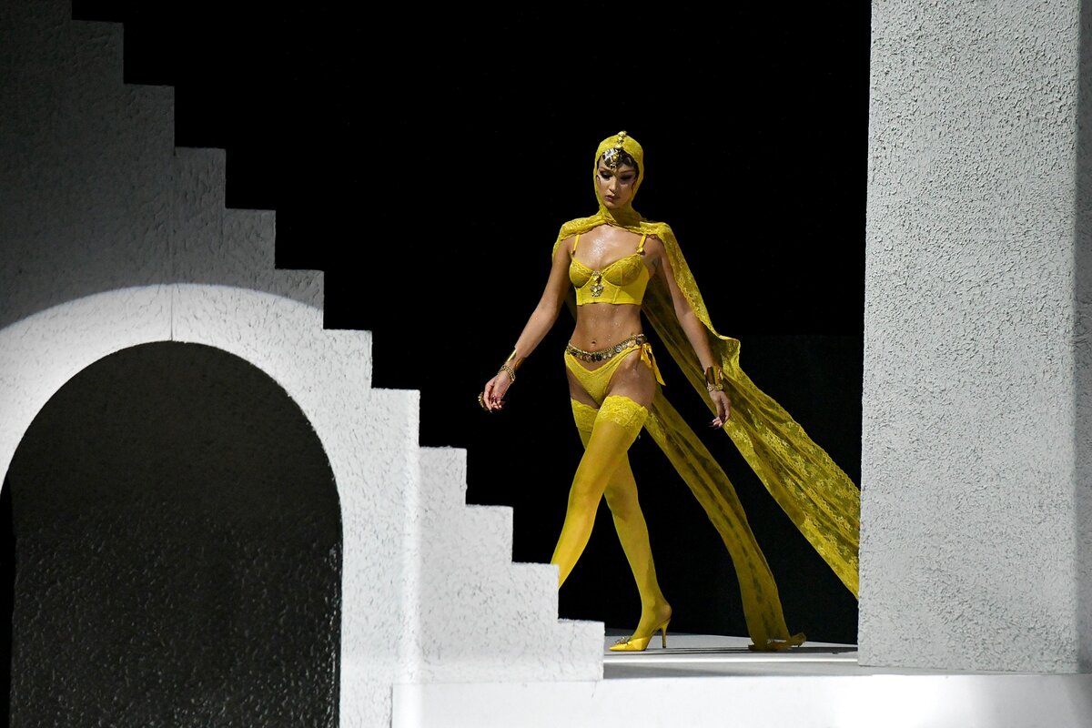 NEW YORK, NEW YORK - SZEPTEMBER 10.: Bella Hadid sétál a kifutón a Savage X Fenty Show Presented by Amazon Prime Video rendezvényen 2019. szeptember 10-én New Yorkban. (Fotó: )