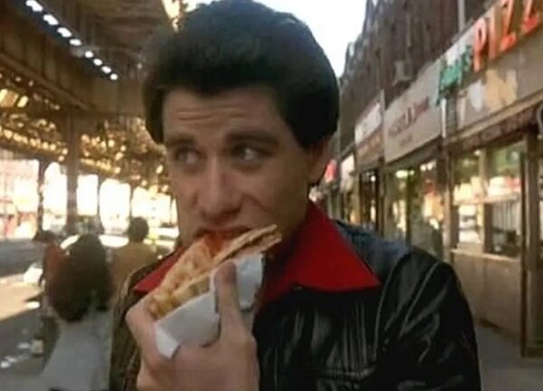 Melyik filmben majszolja, vagy inkább zabálja a képen látható módon John Travolta a pizzát?