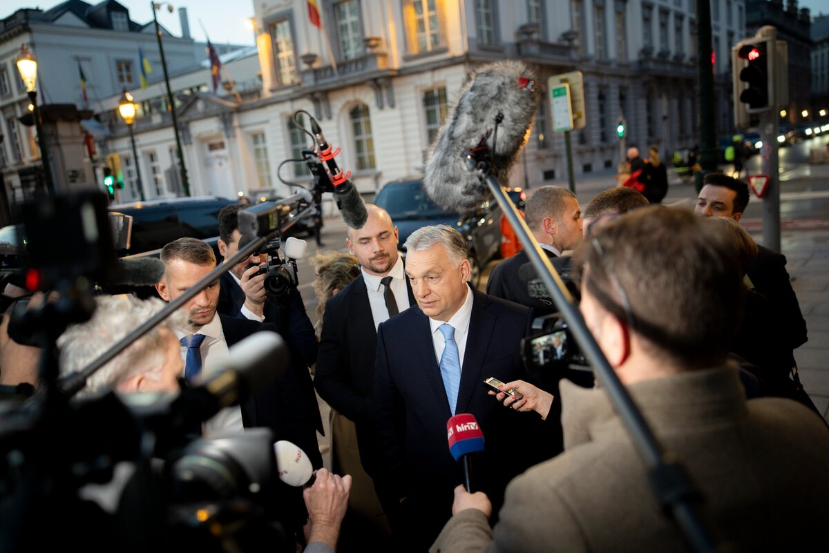 A Miniszterelnöki Sajtóiroda által közreadott képen Orbán Viktor miniszterelnök (k) nyilatkozik, amikor megérkezik a Patrióták Európáért pártcsoport EU-csúcs előtti egyeztetésére Brüsszelben 2025. március 19-én.