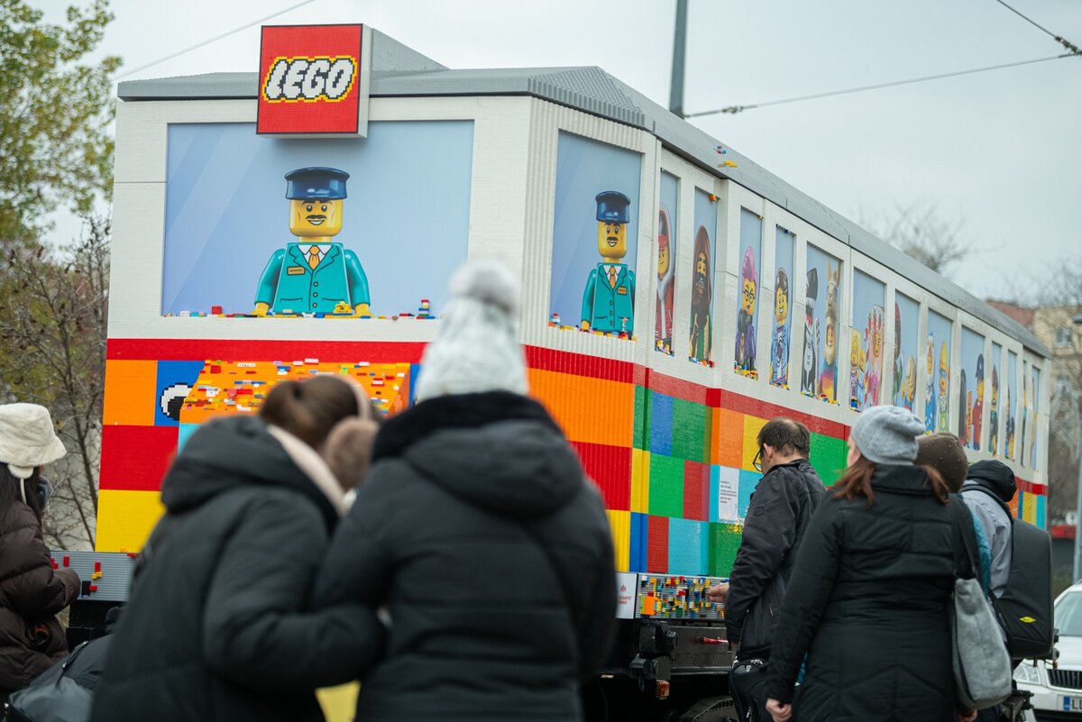 A téli szünet végéig látható a Lego-villamos a budapesti Deák Ferenc téren.