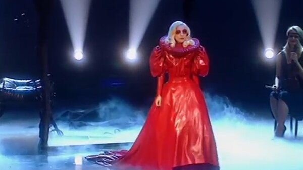Ki előtt lépett fel Lady Gaga, amikor ezt a ruhát viselte?