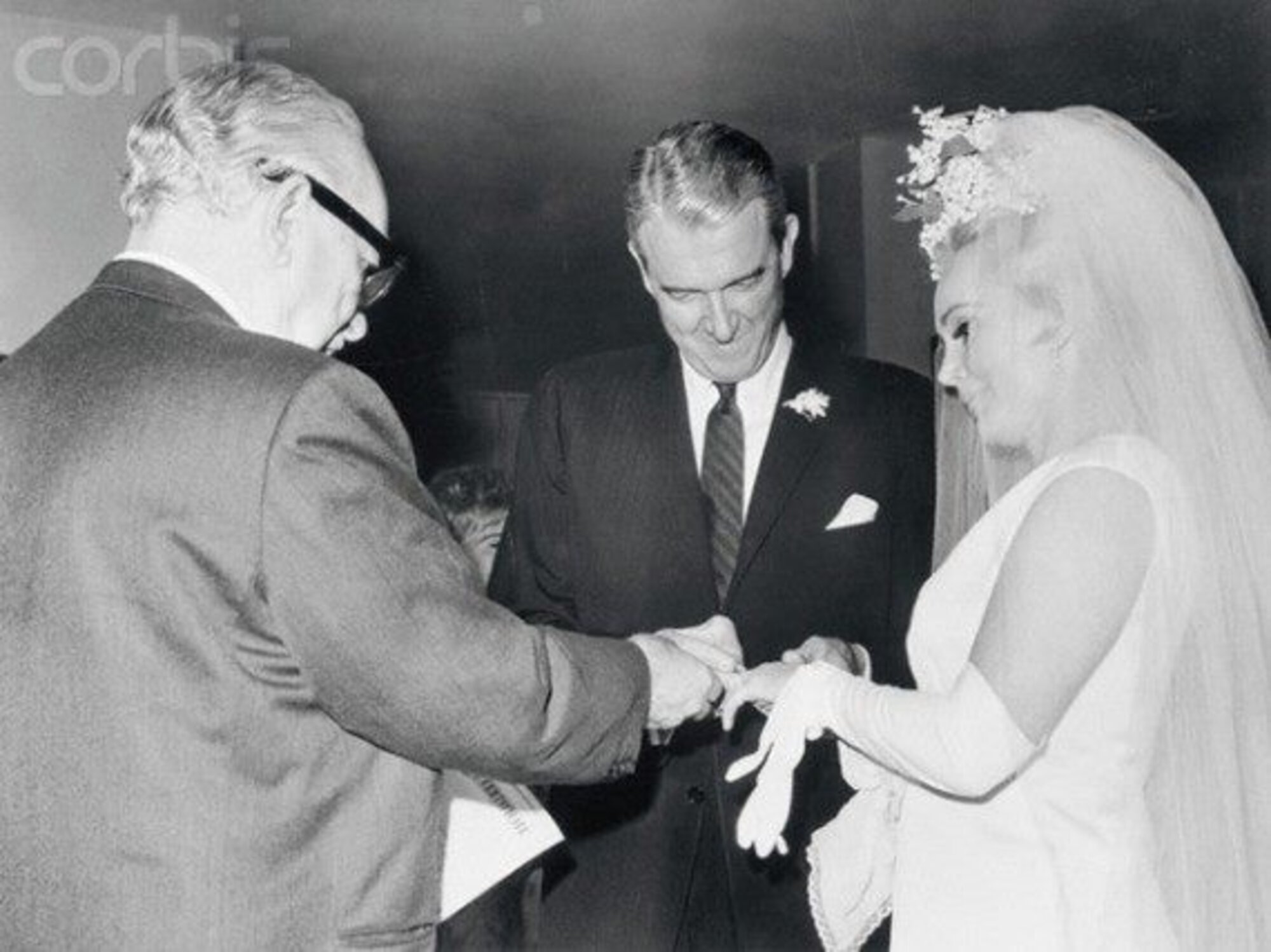 1966. március 11-én Zsazsa ötödik házasságát köti az olajmágnás Texasi Joshua S. Cosden-nel.