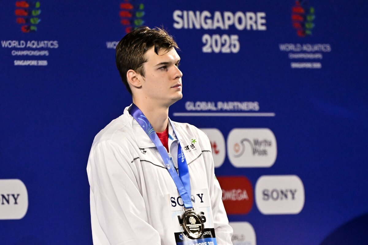 A bronzérmes Kós Hubert a férfi 200 méteres vegyesúszás eredményhirdetésén a szingapúri vizes világbajnokságon a World Aquatics Arénában 2025. július 31-én.