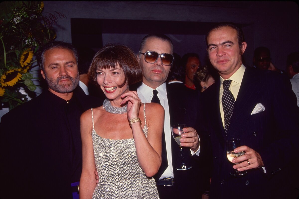 Gianni Versace olasz divattervező (1946 - 1997), Anna Wintour brit-amerikai divatszerkesztő és újságíró, Karl Lagerfeld német divattervező (1933 - 2019) és Christian Lacroix francia divattervező a New York-i Paramount Hotelben, a New York-i divathéten 1990. szeptember 7-én. (Fotó: Sonia Moskowitz/Getty Images)