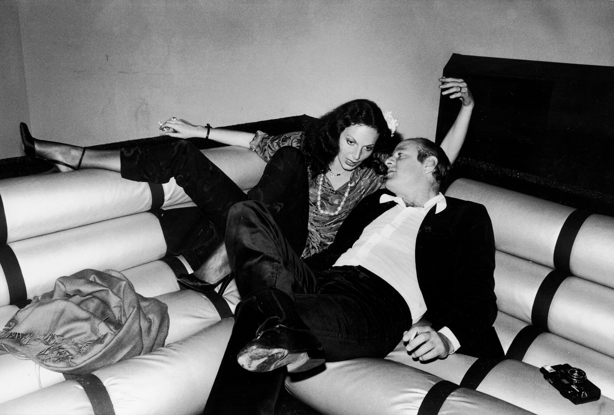 Diane Von Furstenberg ruhatervező a barátjával, a médiamogul Barry Dillerrel a Studio 54-ben.