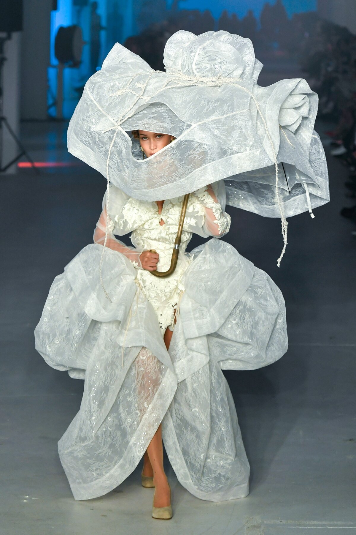 Andreas Kronthaler for Vivienne Westwood show, kifutó, 2020 tavasz-nyár, Párizsi Divathét, Franciaország - 2019. szeptember 28.
Bella Hadid a kifutón (Fotó)