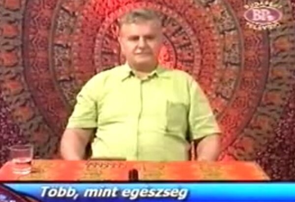 Hogy hívják a képen látható, egyébként ikonikus távgyógyászt, aki telefonon keresztül végzett műtéteket?