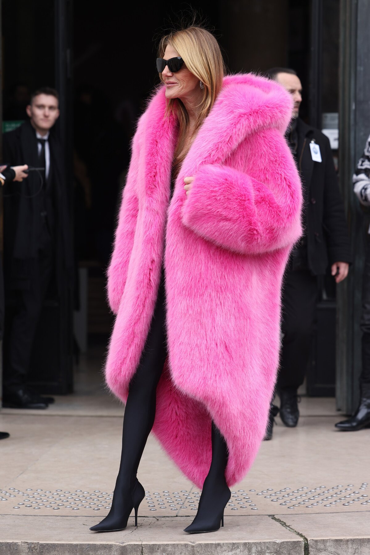 Párizs, Franciaország - JANUÁR 29.: Anna Dello Russo részt vesz az Elie Saab Haute Couture 2025 tavaszi-nyári bemutatóján a Párizsi Divathét keretében 2025. január 29-én Párizsban, Franciaországban. (Fotó: Neil Mockford/GC Images)