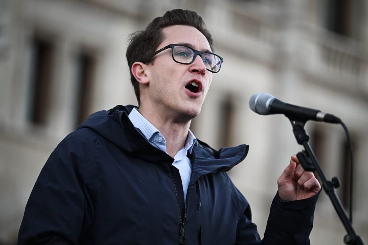 Kedd délután a Parlament előtt kezdődött a Momentum tüntetése a Pride betiltását lehetővé tevő jogszabály megszavazása ellen. A demonstráció a Margit hídnál folytatódott, és csak este tíz után ért véget. A helyszínről készült képekből válogattuk össze a legizgalmasabbakat.