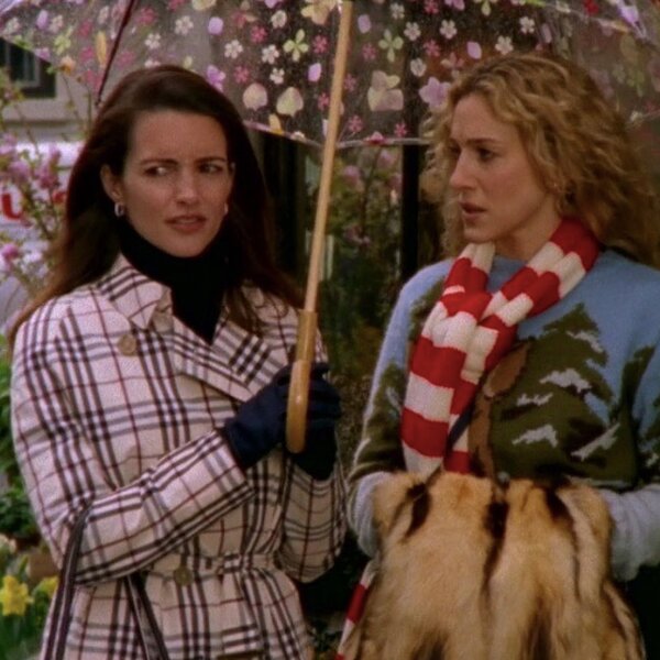 Nincs olyan pillanat ebben az epizódban, amelyik nem ér aranyat. Virágos esernyő, Burberry és fenyőfás pulcsi. Na, mi történik a szereplőkkel ebben a részben?