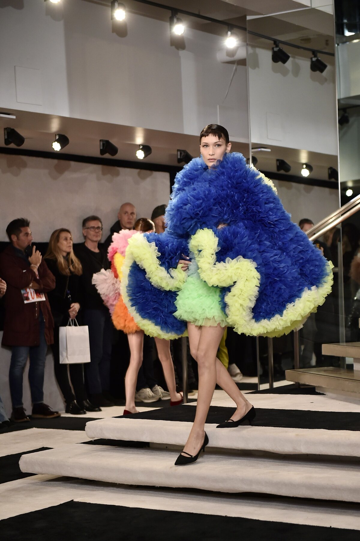 NEW YORK, NY - FEBRUÁR 08.: Bella Hadid sétál a kifutón a Tomo Koizumi divatbemutatón a New York-i divathét alatt a Marc Jacobs Madisonban 2019. február 8-án New Yorkban. (Fotó: )