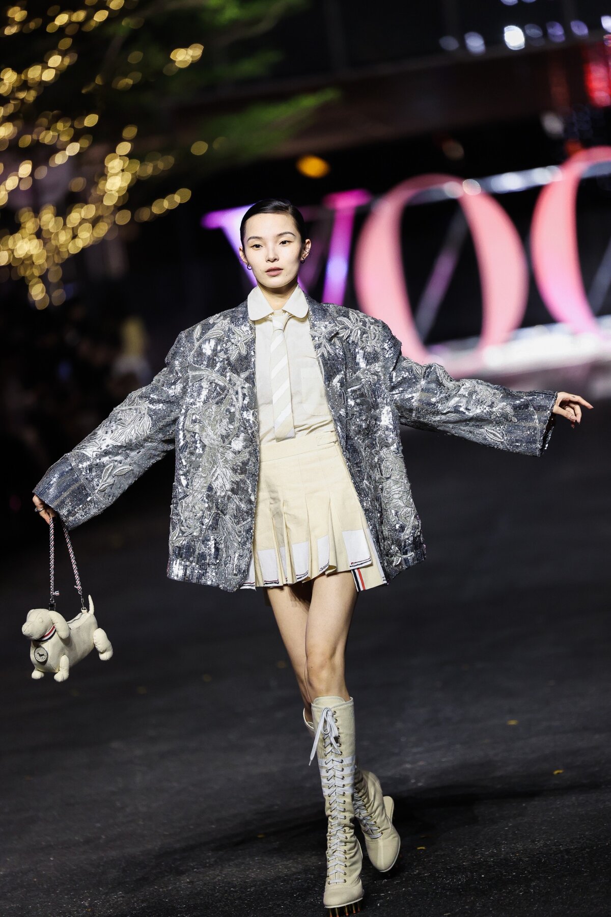 SHENZHEN, KÍNA - OKTÓBER 17.: Xiao Wen Ju modell részt vesz a Vogue Forces of Fashion 2024 rendezvényen 2024. október 17-én a kínai Sencsenben, Guangdong tartományban. (Fotó)