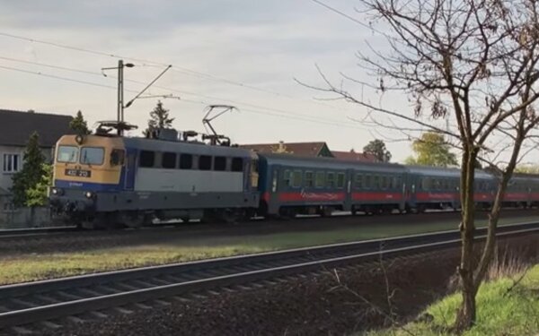 A MÁV-START V43 "Szili" / "Papagáj" / "Fecske" / "Cirmos" vonatot választom, mert egyszerűen csak megvetem az elsőtől az utolsó anyacsavarjáig.