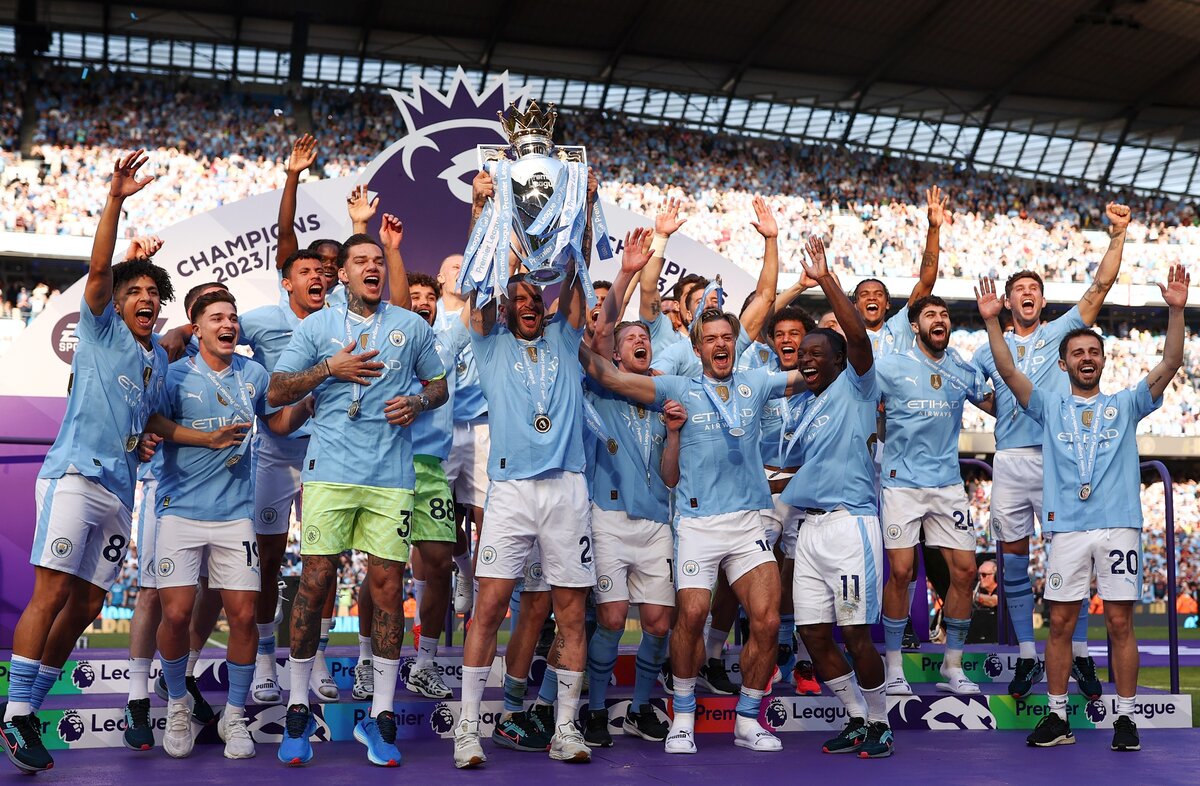 A Manchester City csapata ünnepli bajnoki címét a West Ham elleni megnyert meccs után