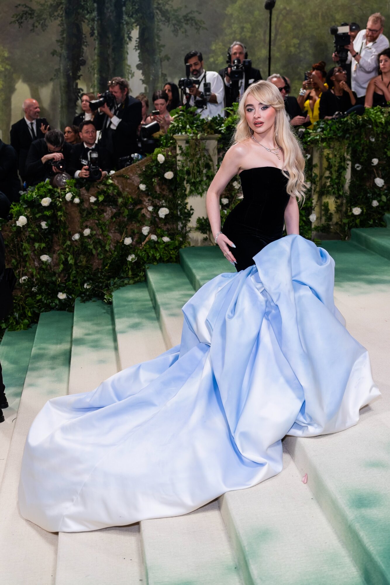 NEW YORK, NEW YORK - Május 06.: Sabrina Carpenter részt vesz a 2024-es Met-gálán, ahol a „Sleeping Beauties: Reawakening Fashion” című rendezvényen a Metropolitan Művészeti Múzeumban 2024. május 06-án New Yorkban. (Fotó: Gotham/Getty Images)