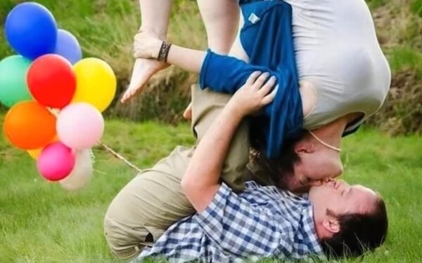 A piláteses, lufis fotót választom.