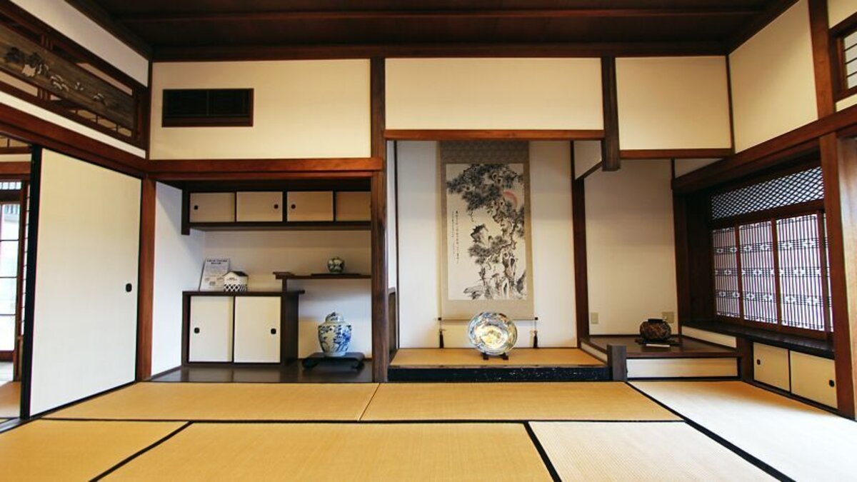 A hagyományos japán stílusú szobák (和室, washitsu) egyedi belső kialakításúak, padlóburkolatként tatami szőnyegek szolgálnak. Ennek megfelelően tatamiszobáknak is nevezik őket. Stílusuk a Muromachi korszakra nyúlik vissza, amikor eredetileg a gazdagok tanulószobáiként szolgáltak, majd fokozatosan fogadó- és lakóhelyiségként váltak általánossá. A hagyományos japán stílusú szobák ma is nagyon elterjedtek Japán-szerte. A turistáknak lehetőségük van egy ryokan, minshuku vagy templomi szálláshelyen megszállva egy ilyenben éjszakázni. Alternatívaként számos gyönyörűen megőrzött történelmi tatami-szobát tekinthet meg olyan helyszíneken, mint a templomok, villák és teaházak.