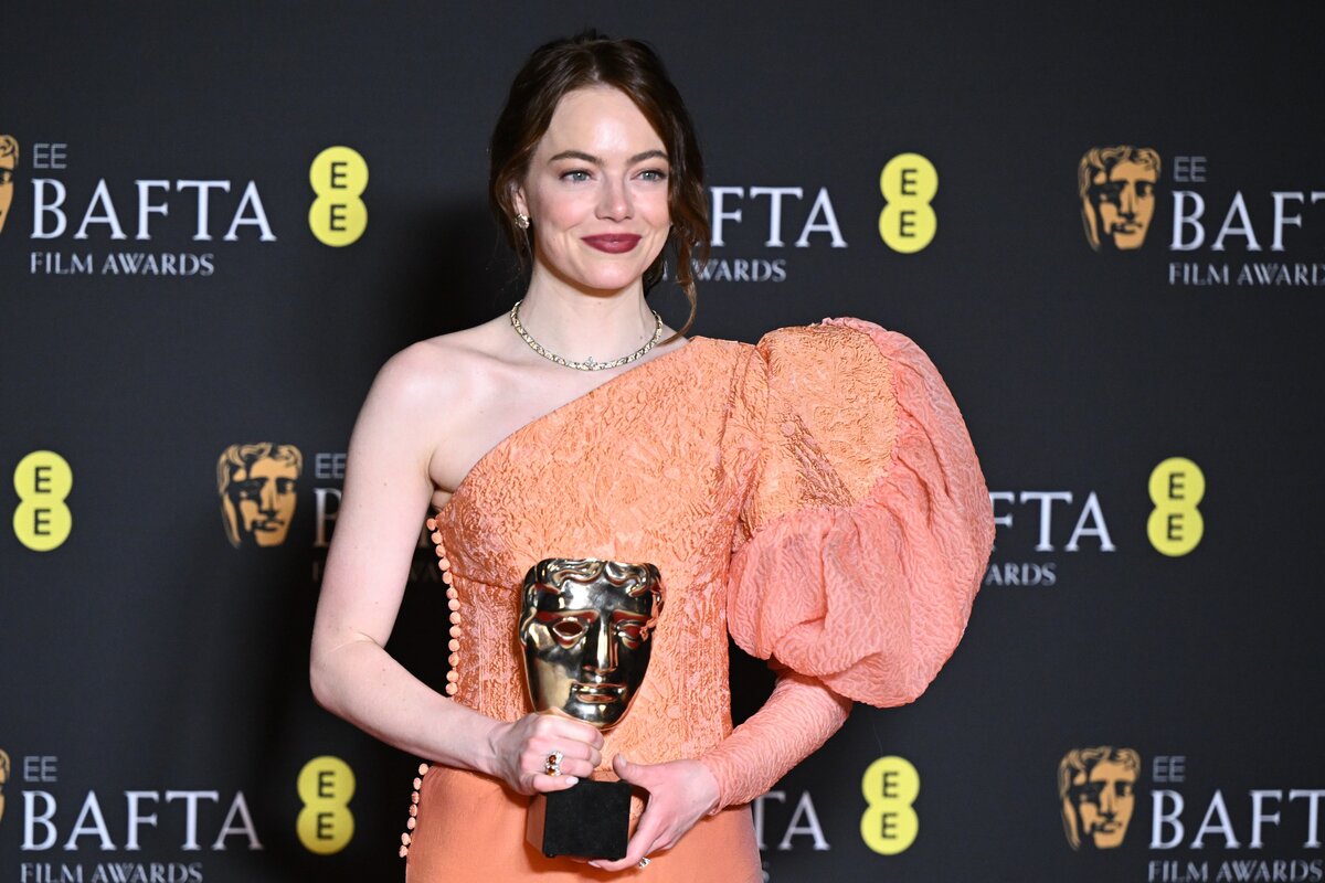 A legjobb női főszereplőként díjazott Emma Stone a 2024-es BAFTA-gálán