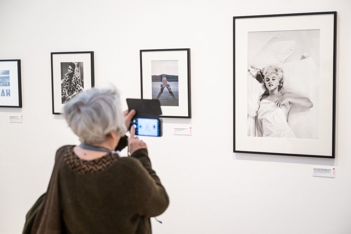 A Műcsarnok Női fókusz című fotókiállítása Eve Arnold, Nanna Heitmann, Susan Meiselas, Inge Morath és Marilyn Silverstone munkáiból válogat.