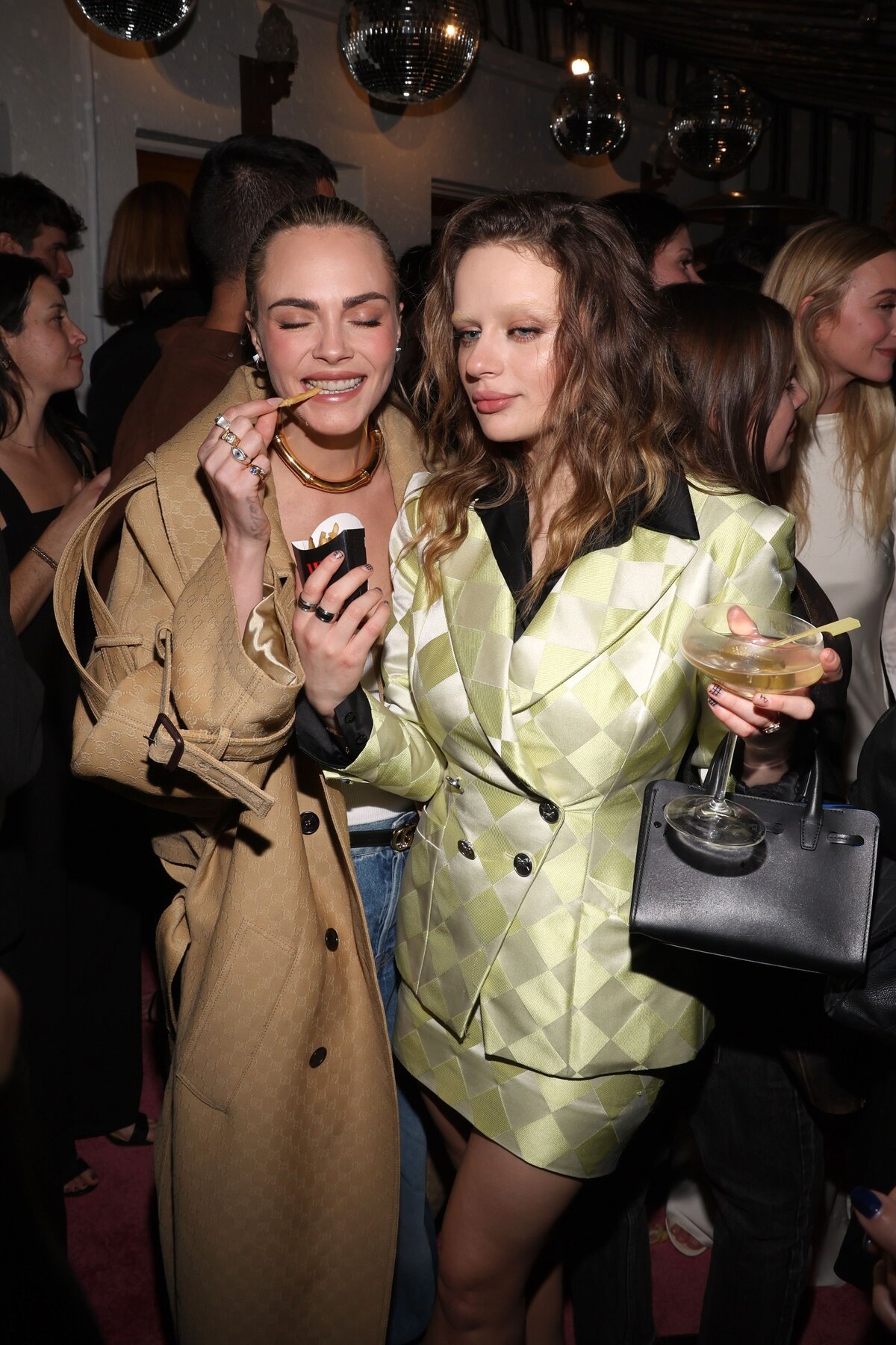 Cara Delevingne és Joey King részt vesznek a W Magazine éves Best Performances partiján a Chateau Marmontban 2025. január 04-én Los Angelesben, Kaliforniában.