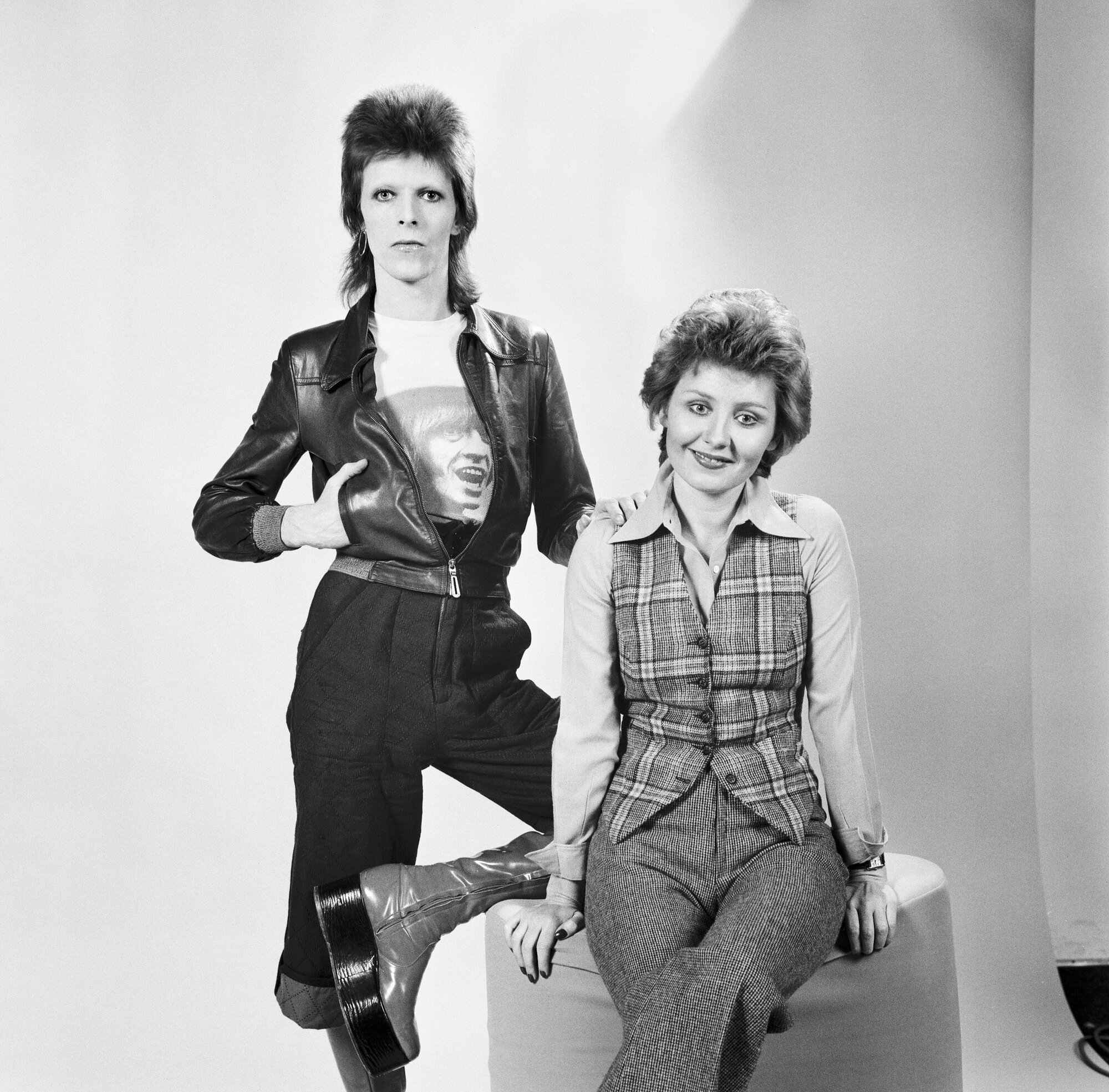 A folyamatosan változó megjelenéséről és hangzásvilágáról ismert David Bowie 1947. január 8-án született David Robert Jones néven a dél-londoni Brixtonban, Angliában. A rocksztár David Bowie első slágere a Space Oddity című dal volt 1969-ben. Az eredeti pop-kaméleon, Bowie a Ziggy Stardust című, áttörést hozó albumán fantasztikus sci-fi karakterré változott. Később Carlos Alomarral és John Lennonnal közösen írta a "Fame" című dalt, amely 1975-ben az első amerikai listavezető kislemez lett. Bowie kitűnő színész volt, 1976-ban szerepelt a The Man Who Fell to Earth című filmben. 1996-ban felvették a Rock and Roll Hall of Fame-be. Nem sokkal utolsó albumának kiadása után, 2016. január 10-én Bowie rákban elhunyt.