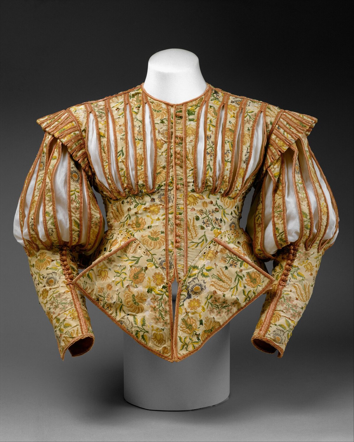 Ez a rendkívüli dublett az 1620-as évekből származó típusának mindössze két fennmaradt példánya közül az egyik. Az egyetlen másik ismert ilyen típusú doublet a londoni Victoria és Albert Múzeum gyűjteményében található. A rózsaszínnel és díszes résekkel díszített, fényűző selyemből készült kabát egy alig öt éve létező divatot követett. A pinkelés, vagyis az anyag szándékos bevágása népszerű dekoratív technika volt, amelyet színes bélések, ingek és vegyesruhák felfedésére használtak. Lehetséges, hogy ezt a ruhadarabot korábban más célra rózsaszínezett selyemből készítették, mivel a létrehozott minta nem követi a ruhadarab szabását.

