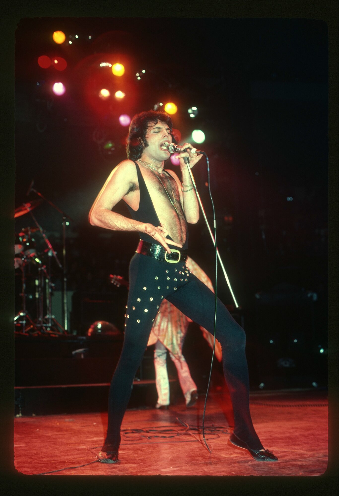 Freddie Mercury, a Queen énekese 1977. december 18-án a kaliforniai Inglewoodban.